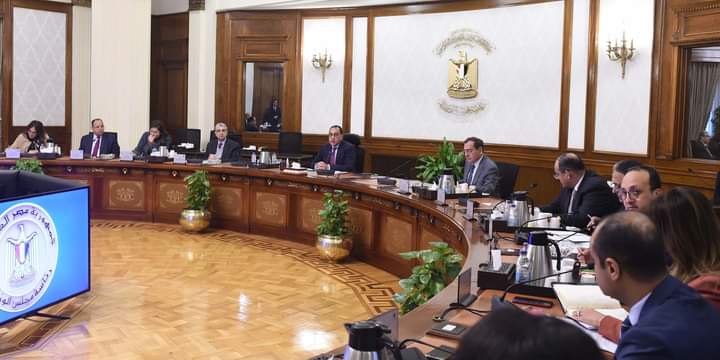 رئيس الوزراء يعقد اجتماع للمتابعه جذب الاستثمارات الأجنبية في القطاعات المختلفة 