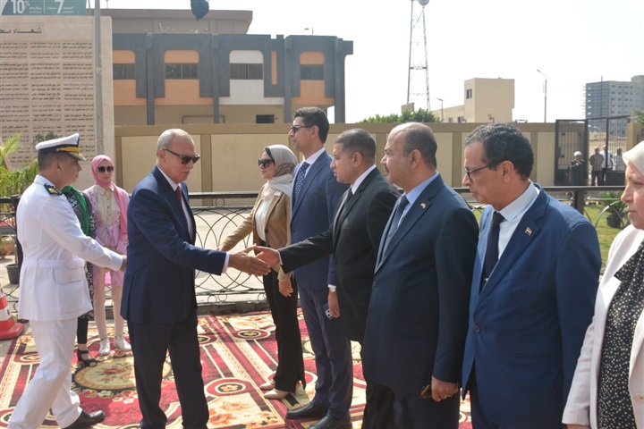محافظ القليوبية يضع إكليلًا من الزهور على النصب التذكاري لشهداء أكتوبر (فيديو) 