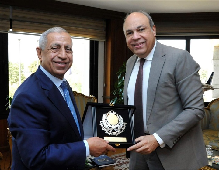 وزير الطيران المدني يبحث مع رئيس الأكاديمية العربية آفاق التعاون لتأهيل كوادر النقل الجوي