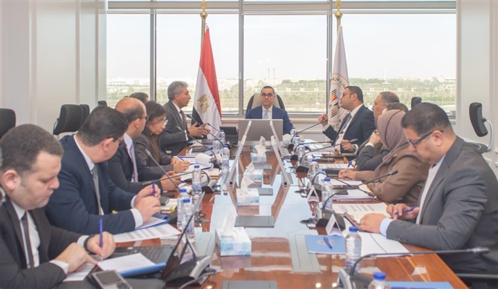 وزارات السياحة والاستثمار والإسكان تبحث تعزيز الاستثمار في القطاع السياحي 