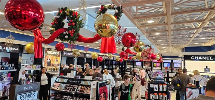 مصر للطيران للأسواق الحرة تنهي استعداداتها لاحتفالات الكريسماس والعام الجديد في جميع فروعها