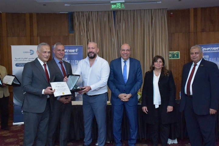 وزير الطيران يكرم كوادر مصر للطيران للصيانة بعد إنجاز قياسي بطائرات A320