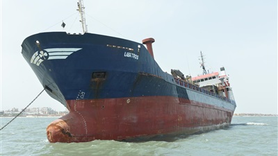 وحدات الانقاذ بقناة السويس تنجح في انقاذ سفينة وطاقمها من الغرق قبل عبورها للقناة  