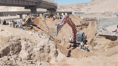 الحماية المدنية بأسيوط تواصل جهودها لاستخراج المسن وابنته من حفرة تنقيب بأسيوط  