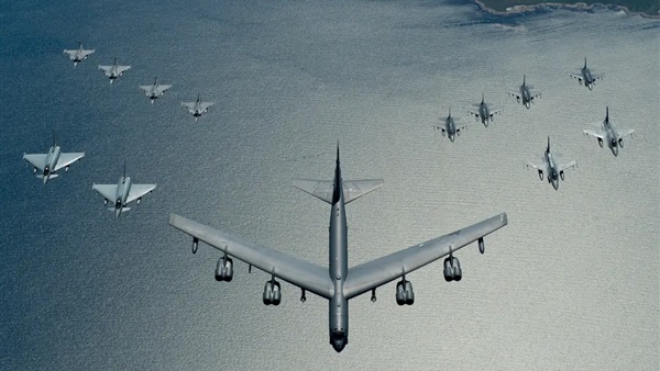 قاذفات B-52الأستراتيجية