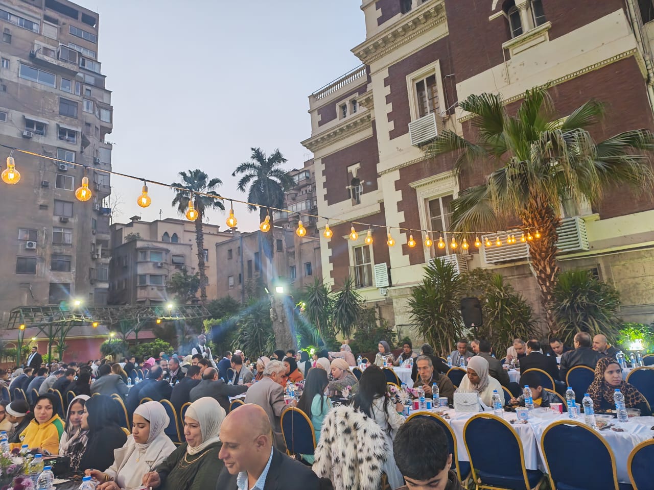 في مأدبة إفطار للأسر