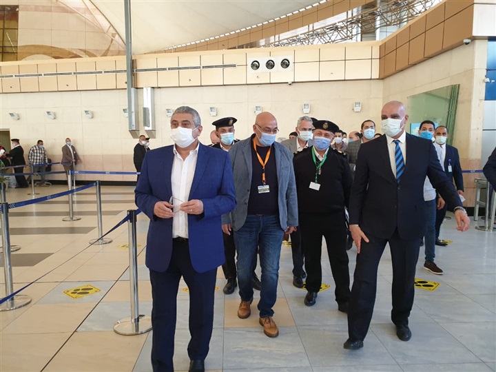 نائب وزير الطيران المدني يتفقد مطار شرم الشيخ (صور) 