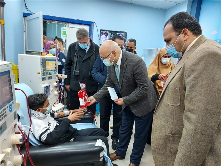 رئيس جامعة بنها يتفقد المستشفى الجامعى ويوزع الهدايا على أطفال الغسيل الكلوى (صور)