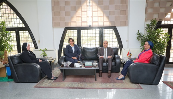 3 وزراء يشهدون توقيع بروتوكولات تنفيذ محطات طاقة شمسية بمطار شرم الشيخ