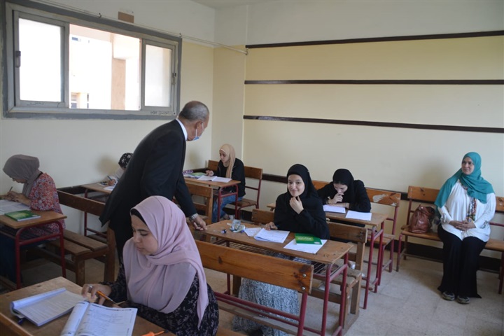 محافظ القليوبية يتفقد لجان امتحانات الثانوية العامة في بنها وكفر شكر (صور)