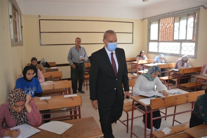 محافظ القليوبية يتفقد لجان امتحانات الثانوية العامة في بنها وكفر شكر (صور)