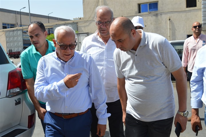 محافظ بورسعيد يتفقد الاستعدادات النهائية لافتتاح مول الملابس المستعملة(صور)