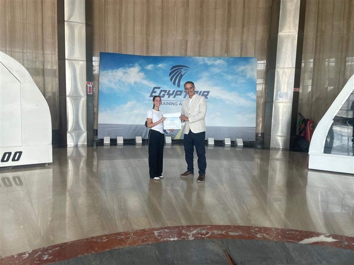 أكاديمية مصر للطيران تستقبل طلاب الجامعة الأمريكية في جولة ميدانية مميزة