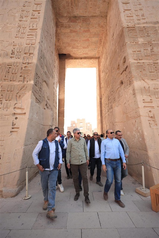 وزير السياحة يتفقد مشروعات الترميم بعدد من المواقع الأثرية بالأقصر