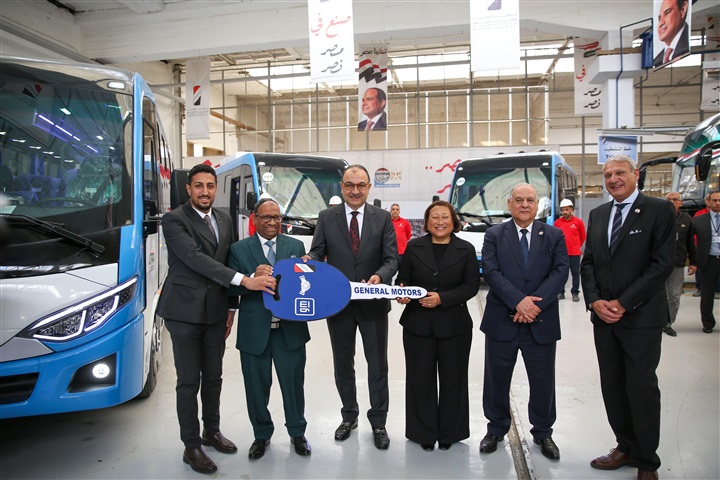 وزير قطاع الأعمال العام يشهد تسليم الدفعة الأولى من ميني باص "نصر ستار" من إنتاج "النصر للسيارات