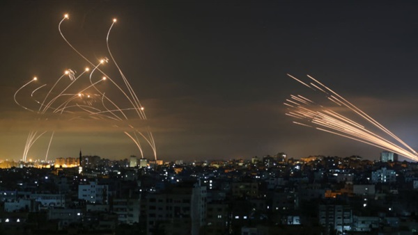 فلسطينيون يفرون من