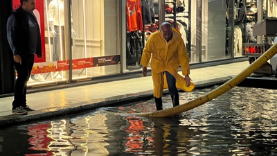 بعد تعرض بورسعيد لأمطار شديدة..المحافظ يوجه بسرعة انتشار سيارات شفط وسحب المياه  