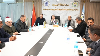 محافظ أسيوط يتابع من مركز سيطرة الشبكة الوطنية غلق اللجان وبدء فرز الأصوات في جولة الإعادة  