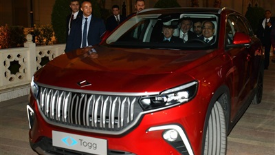 الرئيس السيسي يقود سيارة كهربائية أهداها له أردوغان من الاتحادية إلى الماسة (صور) 