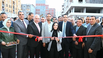 وسط إقبال جماهيري.. محافظ البحيرة تفتتح ثالث معارض 