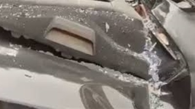 تهشم 4 سيارات إثر سقوط تندة حديد بسبب الأحوال الجوية بالعاشر من رمضان 