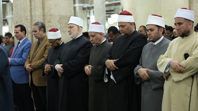  يعمرون مساجد الله.. آلاف المصلين يؤدون صلاتي العشاء والتراويح بالجامع الأزهر في الليلة الثانية من رمضان 