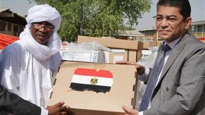 السفير المصري يسلم وزير الصحة والوقاية التشادي منحة مصرية مكونة من ١٠ آلات لغسيل الكلى  