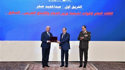 السيسي يكرم وزير الدفاع السابق ويمنحه نوط الجمهورية من الطبقة الأولى 