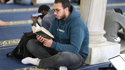 أجواء إيمانية خاشعة.. شاهد صلاة التراويح من قلب الجامع الأزهر في رابع ليالي الشهر الكريم. 