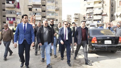 محافظ بورسعيد يتابع اعمال تطوير ورفع كفاءة منطقة عمر بن الخطاب بحي الزهور 