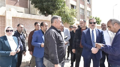 محافظ بورسعيد يتابع أعمال إزالة الرتش من منطقة مساكن 23 ديسمبر بحي الزهور  