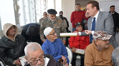 محافظ بورسعيد يزور دار بورفؤاد للمسنين ويقدم كحك العيدية لنزلاء الدار 