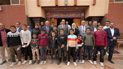 محافظ أسيوط يزور دور رعاية الايتام ويشارك الأطفال فرحتهم بالعيد ويوزع الهدايا والعيديات 