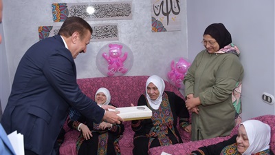 محافظ بورسعيد يزور دار ضيافة حياة لرعاية المسنات ويقدم التهنئة بعيد الفطر المبارك 