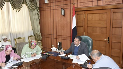 نائب محافظ بورسعيد يلتقي منتفعي مجمع المطاعم لمناقشة آليات التطوير والحفاظ على المكان  