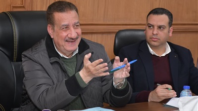 محافظ بورسعيد يعقد اجتماعًا مع لجنة الاستثمار بالمحافظة لبحث الفرص الاستثمارية  