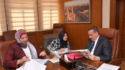 محافظ بورسعيد يلتقي عدد من المواطنين ويستمع إلى شكواهم ومطالبهم  