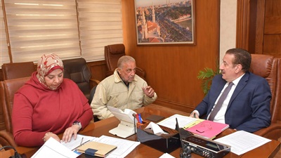 محافظ بورسعيد يناقش خطة تطوير ورفع كفاءة ميدان وحديقة 