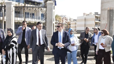  محافظ بورسعيد يتفقد سير العمل في رفع كفاءة شاليهات المعمورة بحي الشرق  