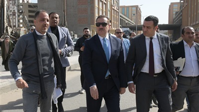 محافظ بورسعيد يتفقد سير العمل في مشروع إنشاء 22 برجًا استثماريًا بحي المناخ 