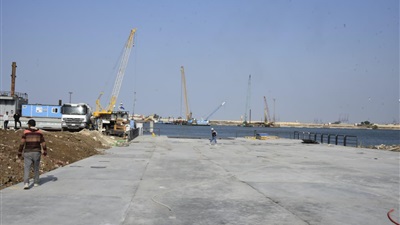 محافظ بورسعيد يتابع سير العمل بكوبري النصر العائم الجديد والطريق الرابط مع الكوبري القديم  