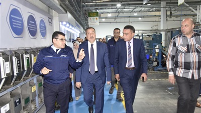 محافظ بورسعيد يتفقد مصنع الضفائر الكهربائية جنوب المحافظة ويتابع انتظام العمل بخطوط الإنتاج  