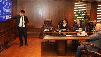 وزير الكهرباء يبحث مع شركة 