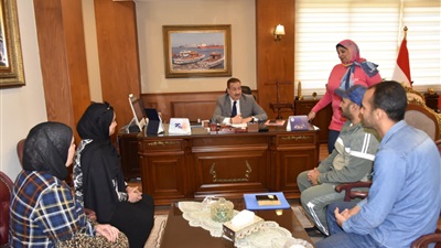 محافظ بورسعيد يستقبل عددًا من المواطنين لبحث مشكلاتهم ويوجه الأجهزة المختصة بسرعة دراسة الطلبات وحلها والتيسير على المواطنين  