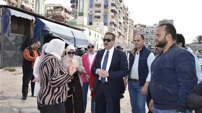 محافظ بورسعيد يوجه بتكثيف العمل في تطوير رصف المنطقة الرابعة بحي المناخ 