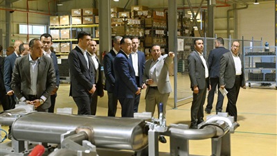 رئيس الوزراء يتفقد مصنع 