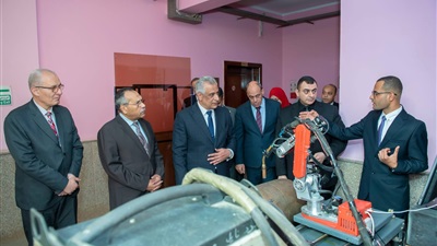 وزير الإنتاج الحربي يترأس مجلس إدارة الأكاديمية المصرية للهندسة والتكنولوجيا المتقدمة.. ويتفقد مشروع الذراع الروبوتي متعدد الاستخدامات 