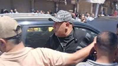 انهيار حمو بيكا قبل تشييع جثمان والده إلى مقابر العمود بالاسكندرية 