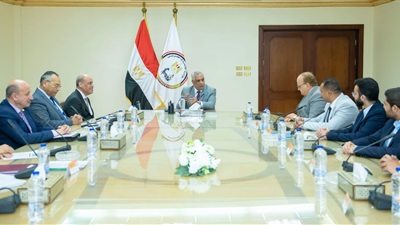 وزير الإنتاج الحربي يبحث مع وفدًا أكاديميًا وطلابيًا من 
