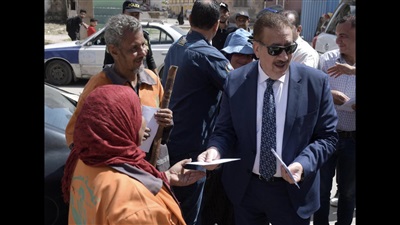 في لفتة إنسانية.. محافظ بورسعيد يشارك عمال النظافة فرحة عيد الأضحى ويوزع عليهم العيديات 